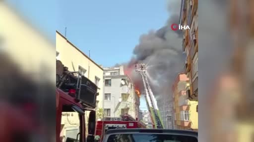 Gaziosmanpaşa'da 4 katlı binanın çatısında yangın çıktı
