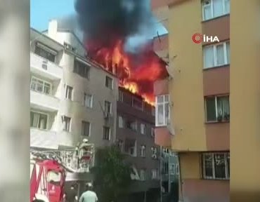 Gaziosmanpaşa'da 4 katlı binanın çatısında yangın çıktı
