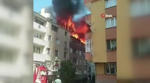 Gaziosmanpaşa'da 4 katlı binanın çatısında yangın çıktı