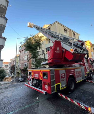 Gaziosmanpaşa'da çatı katında yangın: 1 kişi hayatını kaybetti