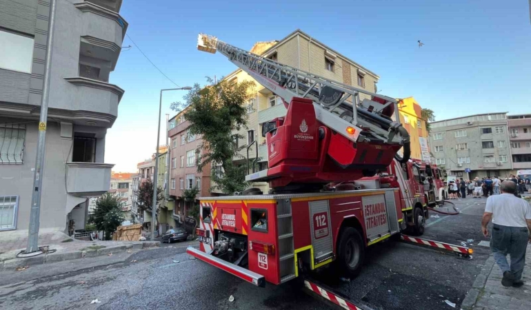 Gaziosmanpaşa'da çatı katında yangın: 1 kişi hayatını kaybetti