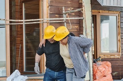 Gercüş'te iskeleden düşen inşaat ustası ağır yaralandı