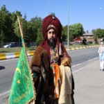 GİYDİĞİ SELÇUKLU KIYAFETİYLE, KONYA'DAN AHLAT'A CUMHURBAŞKANINI GÖRMEK İÇİN GELDİ "KONYA'DAN BİTLİS'E GELEN VATANDAŞ: "REİSİMİZİ SEVİYORUZ, ALLAH BAŞIMIZDAN EKSİK ETMESİN"