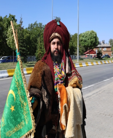 GİYDİĞİ SELÇUKLU KIYAFETİYLE, KONYA'DAN AHLAT'A CUMHURBAŞKANINI GÖRMEK İÇİN GELDİ "KONYA'DAN BİTLİS'E GELEN VATANDAŞ: "REİSİMİZİ SEVİYORUZ, ALLAH BAŞIMIZDAN EKSİK ETMESİN"