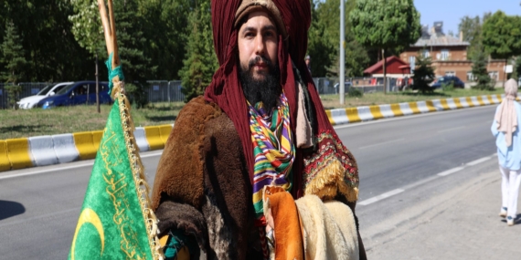 GİYDİĞİ SELÇUKLU KIYAFETİYLE, KONYA'DAN AHLAT'A CUMHURBAŞKANINI GÖRMEK İÇİN GELDİ "KONYA'DAN BİTLİS'E GELEN VATANDAŞ: "REİSİMİZİ SEVİYORUZ, ALLAH BAŞIMIZDAN EKSİK ETMESİN"