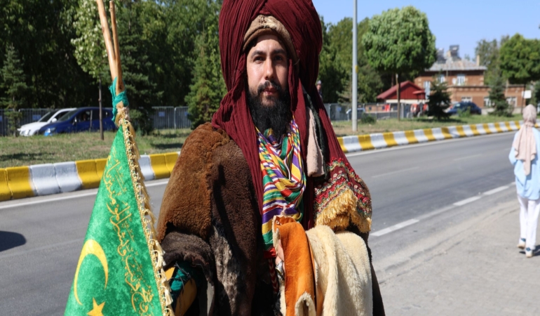 GİYDİĞİ SELÇUKLU KIYAFETİYLE, KONYA'DAN AHLAT'A CUMHURBAŞKANINI GÖRMEK İÇİN GELDİ "KONYA'DAN BİTLİS'E GELEN VATANDAŞ: "REİSİMİZİ SEVİYORUZ, ALLAH BAŞIMIZDAN EKSİK ETMESİN"