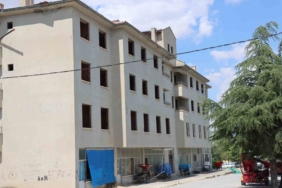 Günyüzü'ndeki eski belediye binası çocuklar için tehlike oluşturuyor