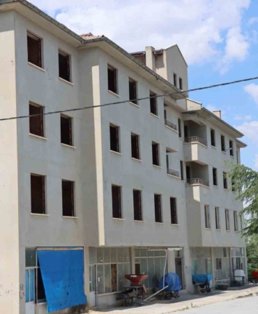 Günyüzü'ndeki eski belediye binası çocuklar için tehlike oluşturuyor