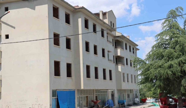 Günyüzü'ndeki eski belediye binası çocuklar için tehlike oluşturuyor