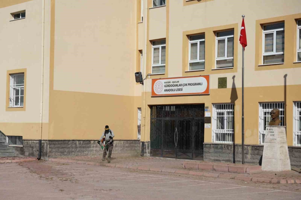 Hacılar Belediyesi okullarda temizlik çalışmaları yaptı