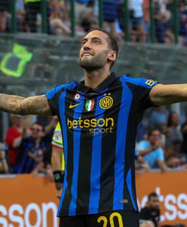 Hakan Çalhanoğlu'nun golüyle Inter, Monza'yı 4-1 yendi