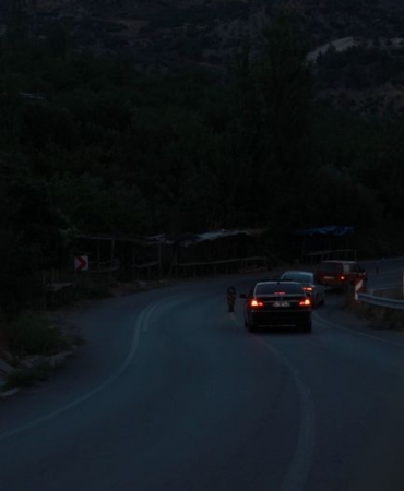 Hatay'da U dönüşü yapan otomobile motosikletler çarptı