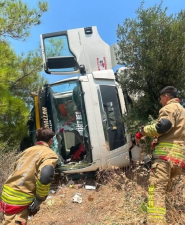 Hatay'da devrilen kamyonun sürücüsü hastaneye kaldırıldı