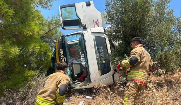 Hatay'da devrilen kamyonun sürücüsü hastaneye kaldırıldı