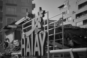 Hatay'da fren arızası tırı devirdi, ortalık savaş alanına döndü