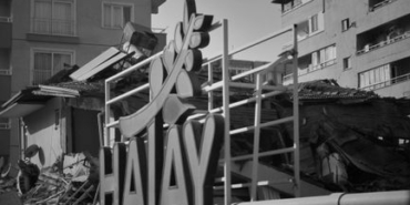 Hatay'da fren arızası tırı devirdi, ortalık savaş alanına döndü