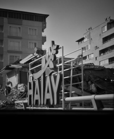 Hatay'da fren arızası tırı devirdi, ortalık savaş alanına döndü
