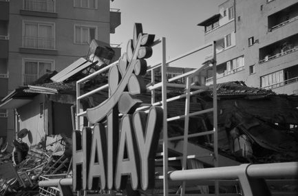 Hatay'da fren arızası tırı devirdi, ortalık savaş alanına döndü