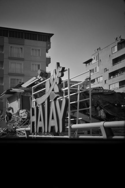 Hatay'da fren arızası tırı devirdi, ortalık savaş alanına döndü