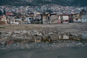 Hatay'da moloz yığınları arasındaki Türk bayrağına saygı
