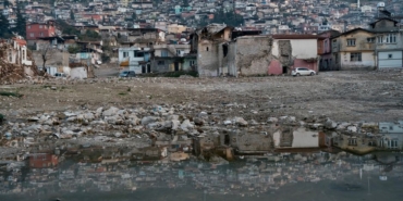 Hatay'da moloz yığınları arasındaki Türk bayrağına saygı