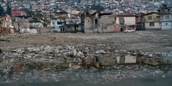 Hatay'da moloz yığınları arasındaki Türk bayrağına saygı