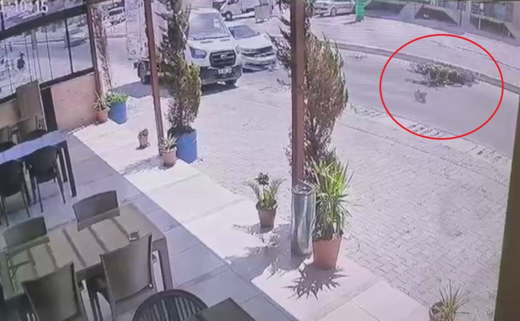 Hatay'da otomobille çarpışan motosikletli havada takla attı