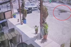 Hatay'da otomobille çarpışan motosikletli havada takla attı