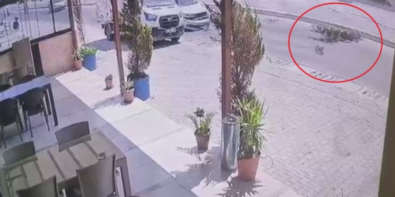 Hatay'da otomobille çarpışan motosikletli havada takla attı