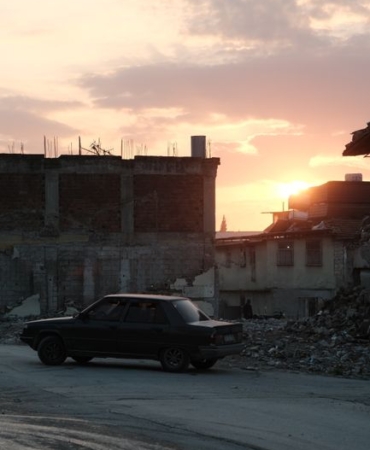 Hatay'da terk edilmiş otomobilde uyuşturucu taciri yakalandı