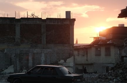 Hatay'da terk edilmiş otomobilde uyuşturucu taciri yakalandı