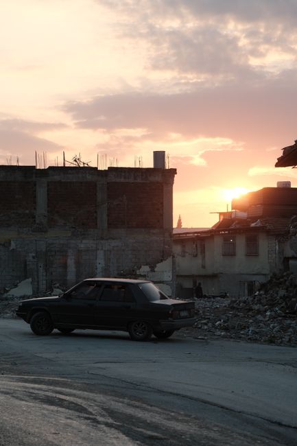Hatay'da terk edilmiş otomobilde uyuşturucu taciri yakalandı
