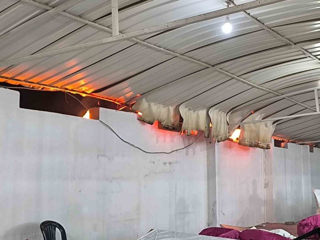 Hatay'daki düğünde havai fişek yangınına rağmen halay devam etti
