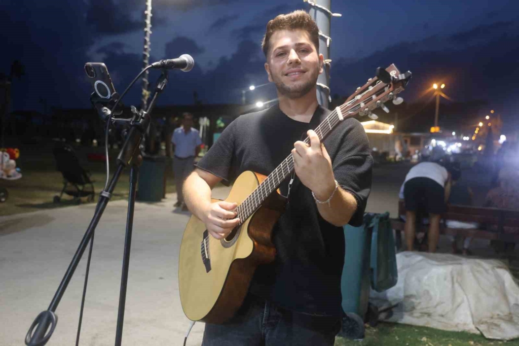 Hataylı elektrikçi gündüz çalışıyor, akşamları sokakta müzik yapıyor