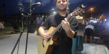 Hataylı elektrikçi gündüz çalışıyor, akşamları sokakta müzik yapıyor