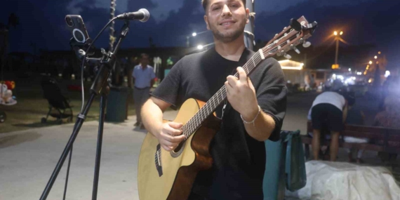 Hataylı elektrikçi gündüz çalışıyor, akşamları sokakta müzik yapıyor
