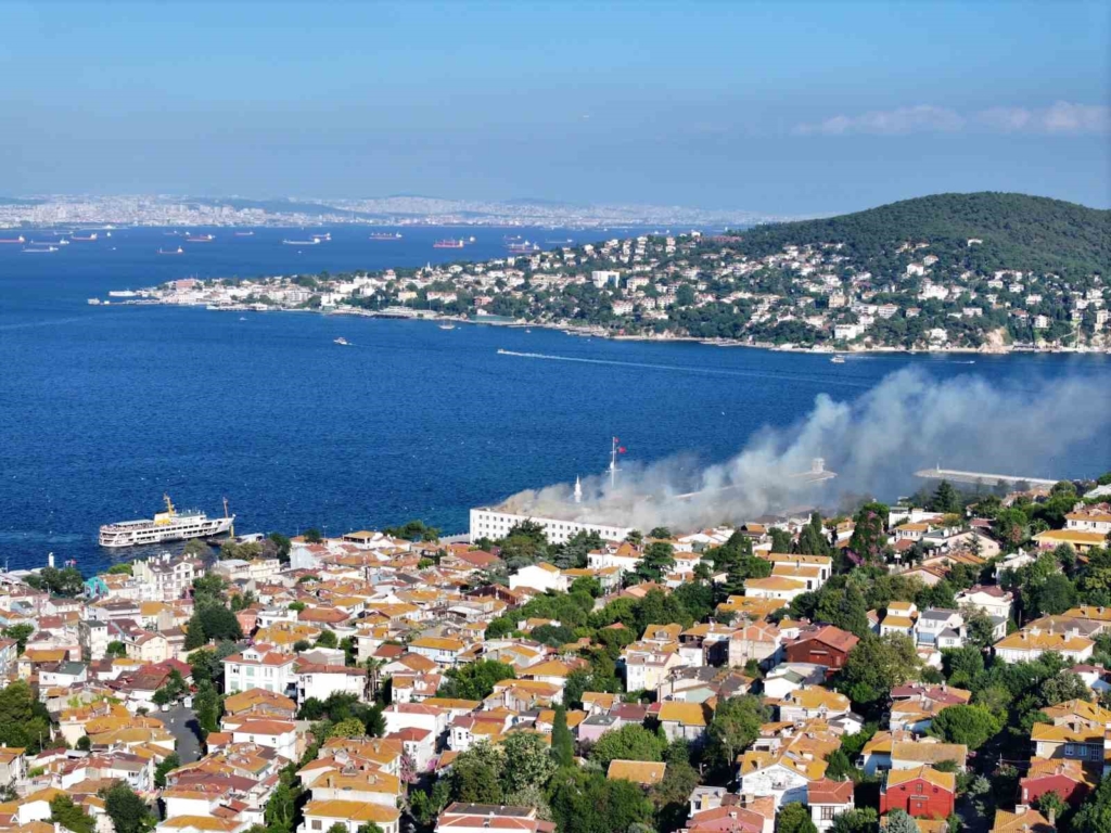Heybeliada Deniz Harp Okulu'nda yangın müdahalesi sürüyor