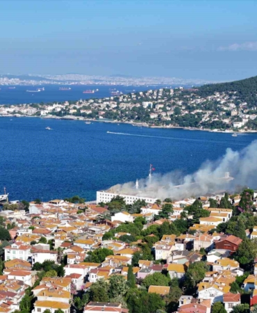 Heybeliada Deniz Harp Okulu'nda yangın müdahalesi sürüyor