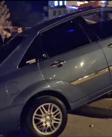 Hisarcık'ta otomobil refüje çıktı, sürücü hastaneye kaldırıldı