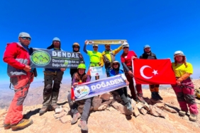 DENİZLİLİ DAĞCILAR HAKKÂRİ'DE ZİRVE YAPTI