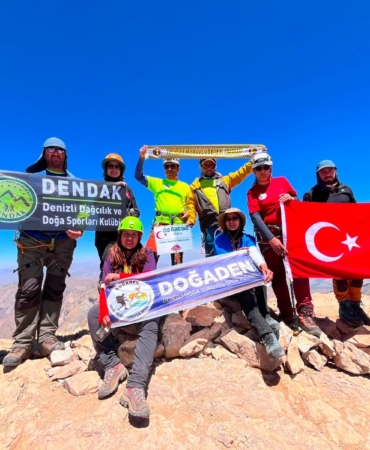 DENİZLİLİ DAĞCILAR HAKKÂRİ'DE ZİRVE YAPTI
