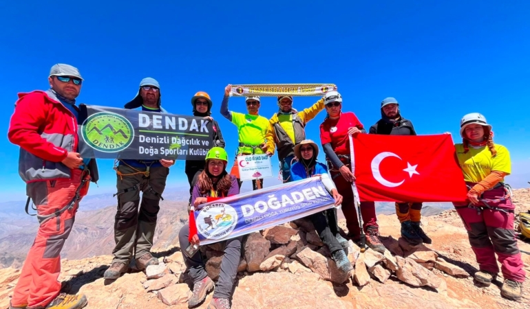 DENİZLİLİ DAĞCILAR HAKKÂRİ'DE ZİRVE YAPTI