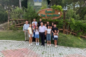 DERECEYE GİREN ÇOCUKLAR ÇAMELİ'DE ÖDÜLLENDİRİLDİ