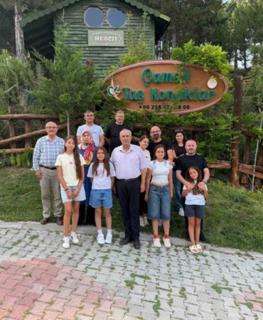 DERECEYE GİREN ÇOCUKLAR ÇAMELİ'DE ÖDÜLLENDİRİLDİ