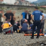 RİZE'DE DALGALARA KAPILAN 2 KARDEŞTEN 1'İ HAYATINI KAYBETTİ, DİĞERİ ARANIYOR