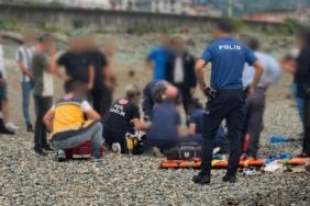 RİZE'DE DALGALARA KAPILAN 2 KARDEŞTEN 1'İ HAYATINI KAYBETTİ, DİĞERİ ARANIYOR