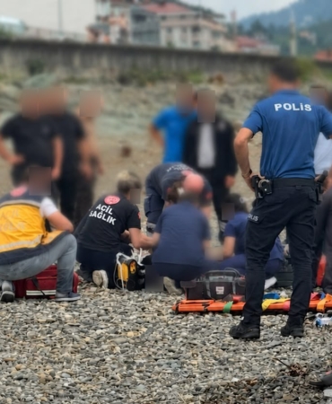 RİZE'DE DALGALARA KAPILAN 2 KARDEŞTEN 1'İ HAYATINI KAYBETTİ, DİĞERİ ARANIYOR