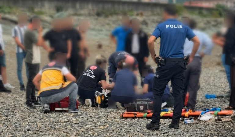 RİZE'DE DALGALARA KAPILAN 2 KARDEŞTEN 1'İ HAYATINI KAYBETTİ, DİĞERİ ARANIYOR