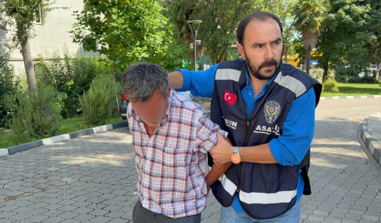 İLLERİ DOLAŞARAK KUYUMCULARDAN HIRSIZLIK YAPIYOR: 100 BİN LİRALIK ZİYNET EŞYASI ÇALINCA YAKALANDI