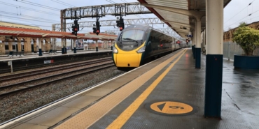 İngiltere'de elektrik kesintisi nedeniyle tren seferleri aksadı